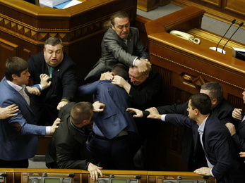Tömegbunyó volt az ukrán parlamentben