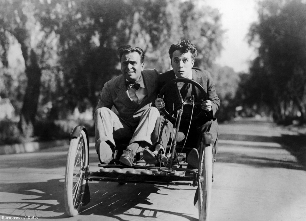 Douglas Fairbanks, Mary Pickford, D. W. Griffith és Charlie Chaplin - ők négyen hozták létre 1919-ben a United Artists stúdiót, hogy ne kelljen másoktól függeniük és a saját érdekeiket tudják képviselni a filmjeikben. A 20-as években élték fénykorukat, ekkor készült a kép is, amelyen Chaplin és Douglas Fairbanks kocsikáznak. 