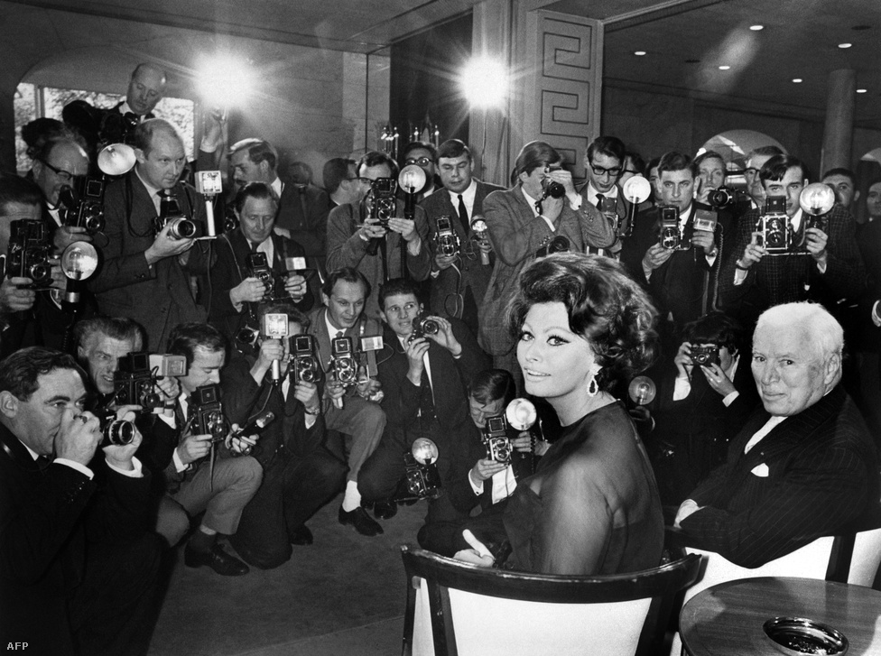 Charlie Chaplin és Sophia Loren sajtótájékoztatón jelentik be A hongkongi grófnőt 1965-ben a londoni Savoyban.  Ez volt Chaplin utolsó filmje, ő maga már csak egy cameo-jelenetben tűnt fel, a film főszerepeit Sophia Loren és Marlon Brando játszotta.