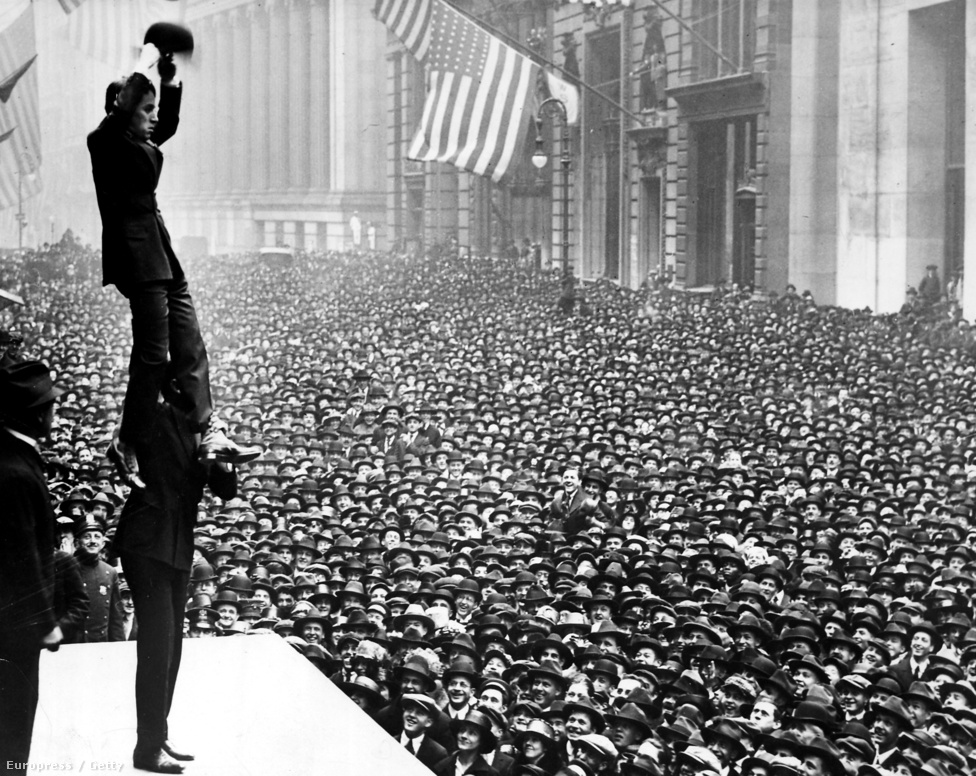 Douglas Fairbanks a nyakában tartja Charlie Chaplint egy óriási tömeg előtt: a szabadságkötvényeket promótálták New Yorkban 1918-ban. Chaplin egy egész propagandafilmet is szentelt a háborús adománygyűjtésnek, majd Chaplin, a katona című filmjében is a háborúval foglalkozott óriási sikerrel. 