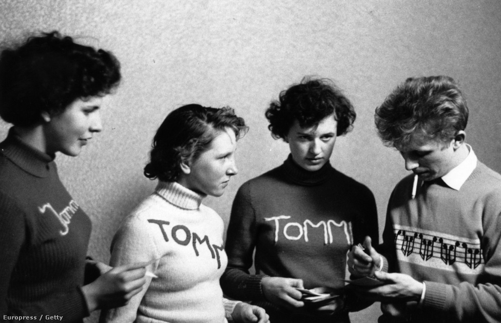 Enyhén szólva nem volt olyan kifinomult a zenekaros ajándékbiznisz, mint mondjuk ma, a rajongók beérték egy-egy autogrammal vagy egy szép fotóval az imádott énekesükről. A brit Tommy Steele rajongóinak ezért új eszközhöz kellett folyamodniuk, és saját maguk készítették el a rajongói ruhájukat, ezzel megteremtve a zenei merchandise alapjait.