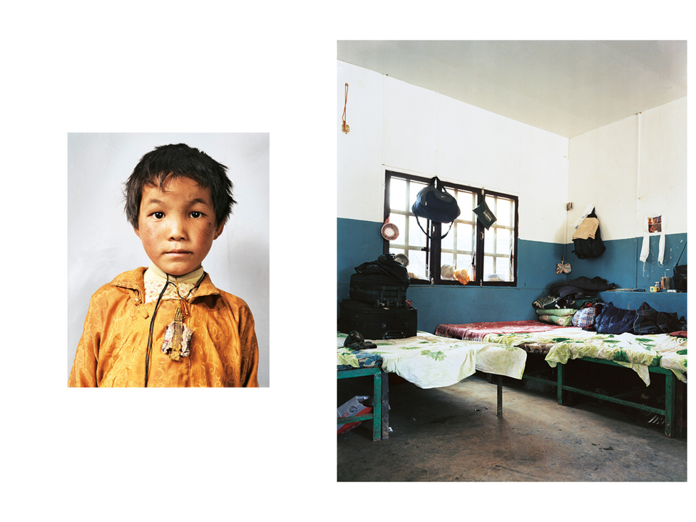 Lobsang 8 éves, tibeti, de Nepálban él. Indiába tart, ahol végre a saját nyelvén tanulhatja a saját kultúráját. Tibetben ugyanis erre nem lenne lehetősége, mert Kína betiltotta a tibeti nyelv használatát 1949-ben. Az apja vitte el a tibeti határra, és szervezte meg az utazását Nepálba. Addig marad itt, amíg nem tud továbbindulni Indiába: a veszélyes nepáli út egy hónapon át tartott, de megúszta fagyás vagy esés nélkül. Szüleit, nagyszüleit és három testvérét hagyta hátra, még sosem járt iskolába, de már nagyon várja. Indiában szerzetesek gondozzák majd 16 éves koráig. Tanár szeretne lenni, és nagyon reméli, hogy egy nap visszatérhet Tibetbe. 
                        