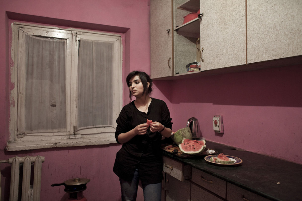 Görögdinnye-vacsora a konyhában. A médiában dolgozó 18 éves Zarlasht afgán mércével viszonylag szabados életet él: mivel általában későn ér haza munkahelyéről, nem feltétlenül vacsorázik együtt a szüleivel. Az újépítésű házakban, a kisebb alapterületű, de több helyiségből álló lakásokban fokozatosan átalakul a családi élet. Az együttélő nagycsaládok helyett a kisebb háztartásokban a családtagoknak lehetőség szerint már külön szobájuk van, a hagyományos életkori és nemi szerepek szerinti hierarchia némileg elhalványul.