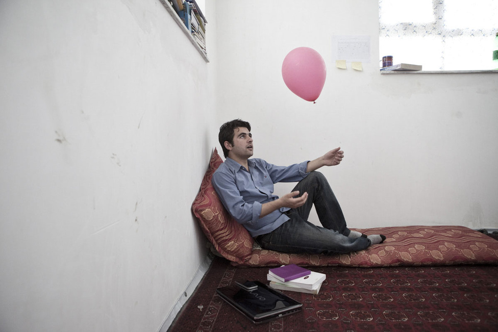 Egy városi happeningből maradt rózsaszín lufi a nappaliban. Tavaly májusban több ezer léggömböt eresztettek szabadjára Kabul utcáin egy amerikai művész „We believe in Ballons” munkacímű kezdeményezésére. A lufikat elengedő fiatalok számára egzisztenciális kérdés az amerikaiak által elhozott viszonylagos béke, Afganisztánban ők veszítenének a legtöbbet a tálibok esetleges visszatérésével. A modernizációs projekt nekik személyes ügy, a civil mozgolódás, az új típusú network-építés, a magáncégek fennmaradása nem csak ideológiai kérdés, megélhetésük és mostani kedvező státuszuk múlik rajta.