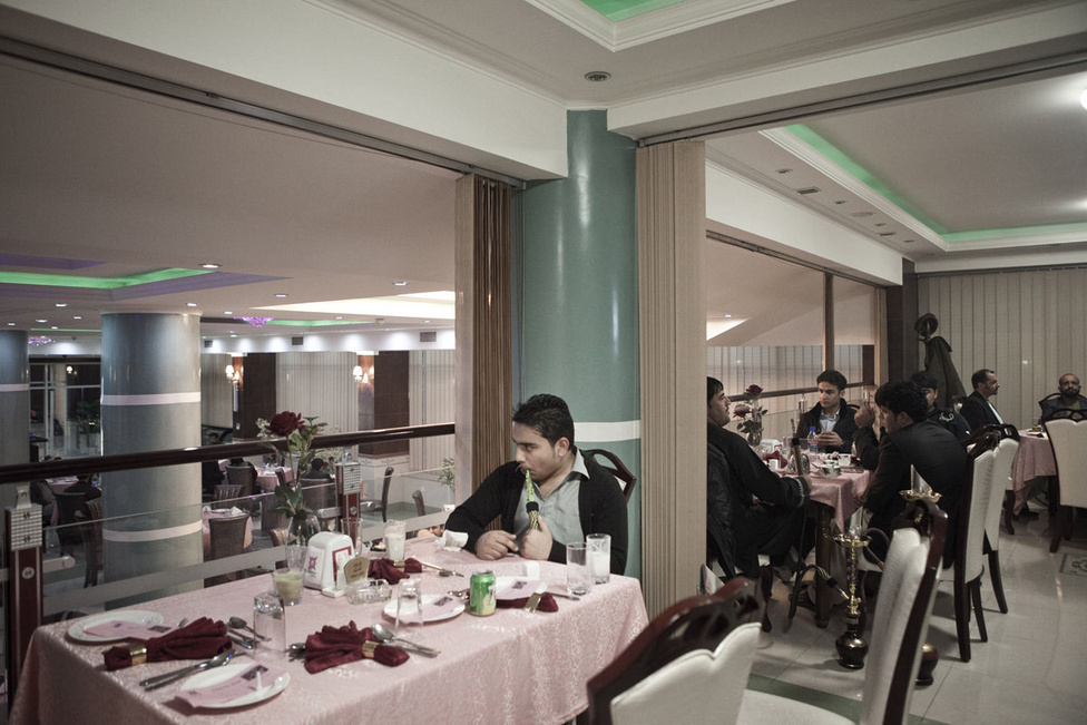 A Kabul Star hotel étterme a főváros felkapott negyedében. Az afgán fiatalok – ők teszik ki a teljes népesség kétharmadát – sok mindent megtapasztalhattak az elmúlt években. Még emlékeznek a tálib uralomra és az elhúzódó háborúra, de a középosztály és az odatartozni akarók már nyugatias életstílusra vágynak.