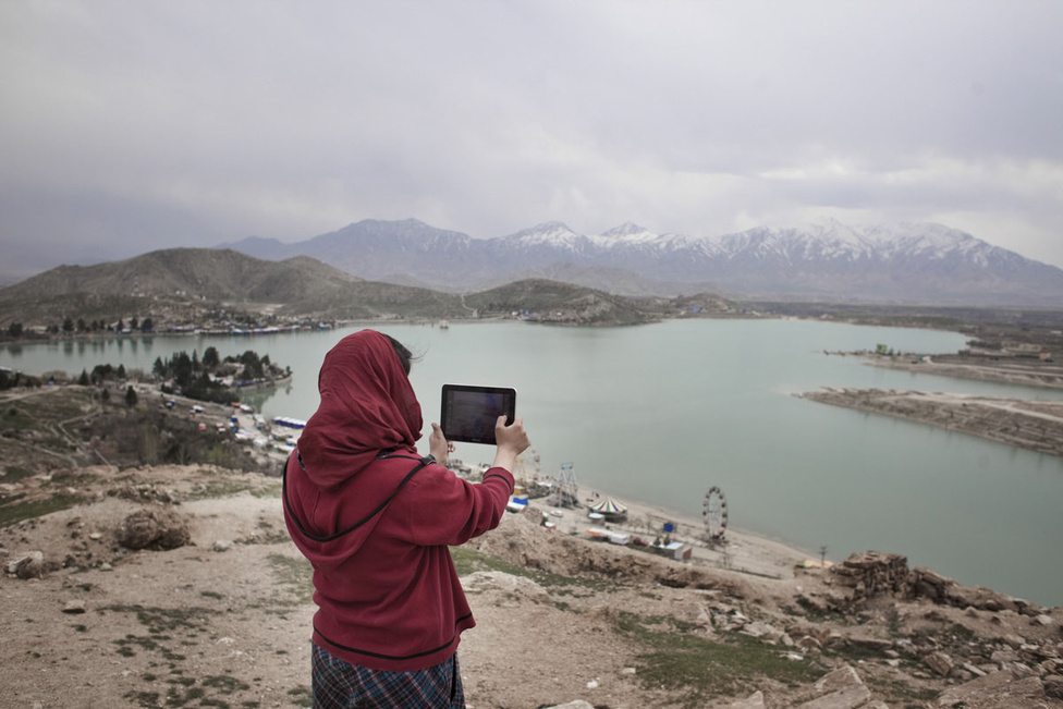 Tablet és vurstli a Qargha-tó fölött, háttérben a fővárost szegélyező hófödte hegyek. Afganisztánban ma is egyértelmű a férfiuralom, leginkább fiúk járnak el csoportosan szórakozni, de azért a lányoknak és a fiatal nőknek is több lehetőségük van már, mint korábban. Séták, kirándulások és bevásárlóközpontok – ezek a rendelkezésükre álló fő opciók.
