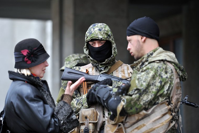 Hadsereggel és népszavazással operál Kijev