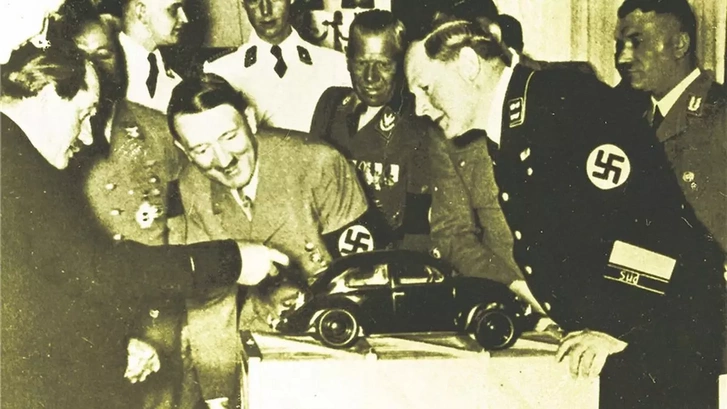 1936-os felvétel. Bal oldalt Porsche, középen Hitler, jobbon Jakob Werlin, Hitler gépjárművekért felelős főfelügyelője