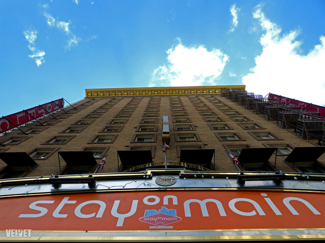 A Los Angeles-i szállodát ma Stay On Mainnek hívják, ez olvasható a bejárat feletti, óriási táblán is. Nevét onnan kapta, hogy a South Main Streeten áll.
