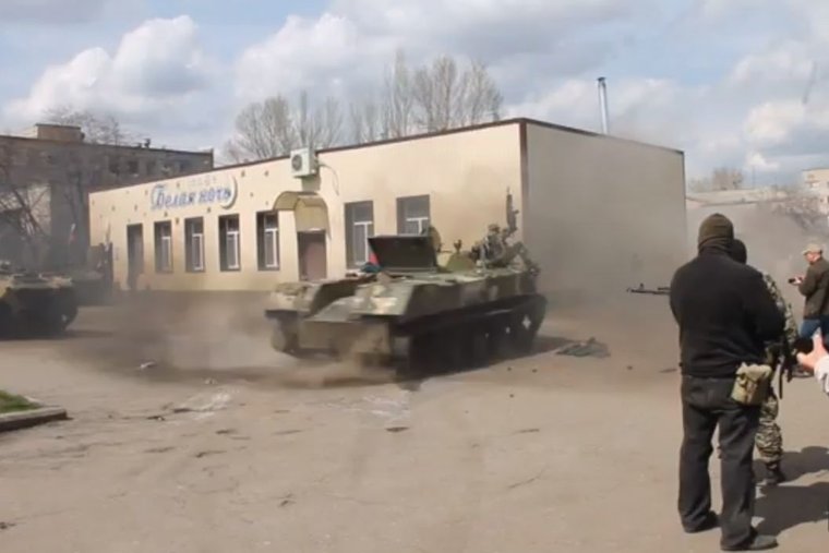 Ukrán csapatás, orosz harckocsival