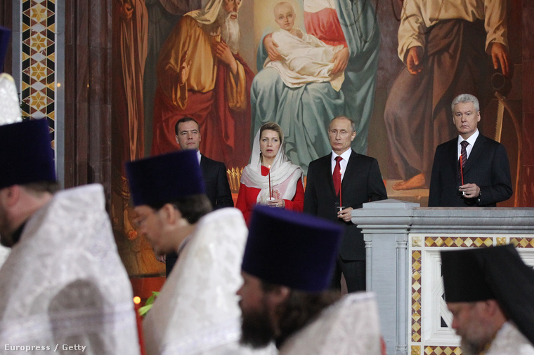 Vlagyimir Putyin, orosz elnök, Moszkva polgármesterével Szergej Szobjanyinnal, valamint Dimitrij Medvegyev miniszterelnökkel, és annak feleségével, Szvetlana Medvegyavával ünnepelte az ortodox húsvétot a moszkvai Megváltó Krisztus-székesegyházban.
