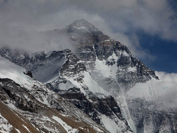 A gyászoló serpák levonulnak az Everestről