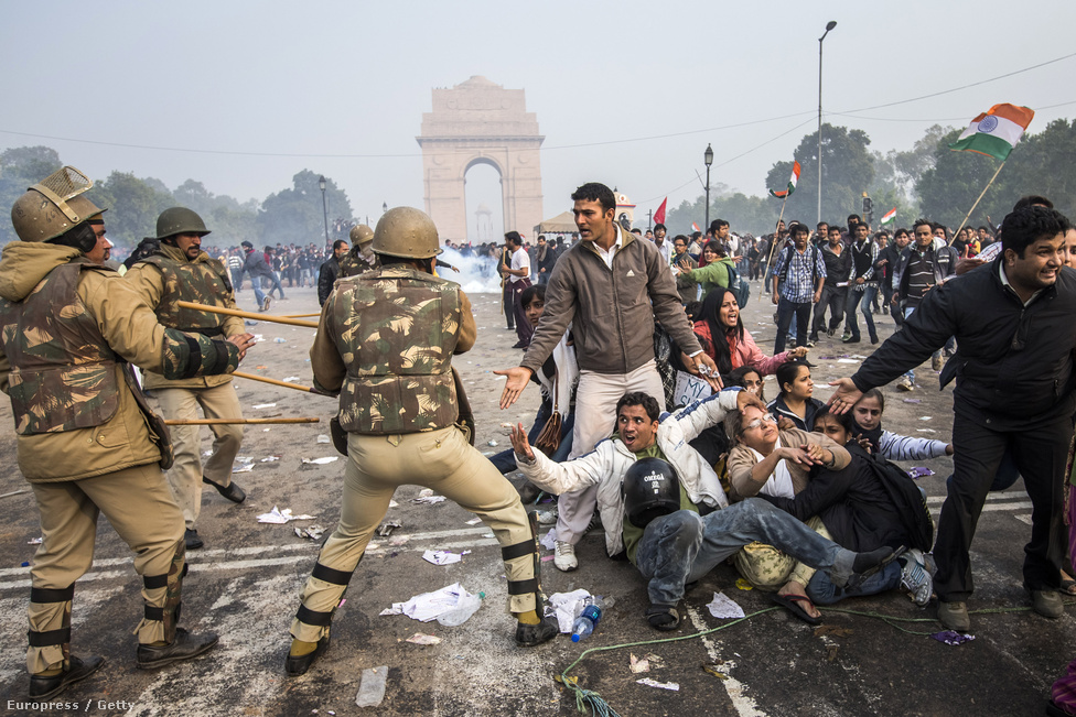Kormányellenes tüntetőket tartanak fel a rendőrök Új-Delhiben. 2012 decemberében ezrek vonultak utcára a csoportos erőszak ellen szervezett megmozdulásokon Indiában.