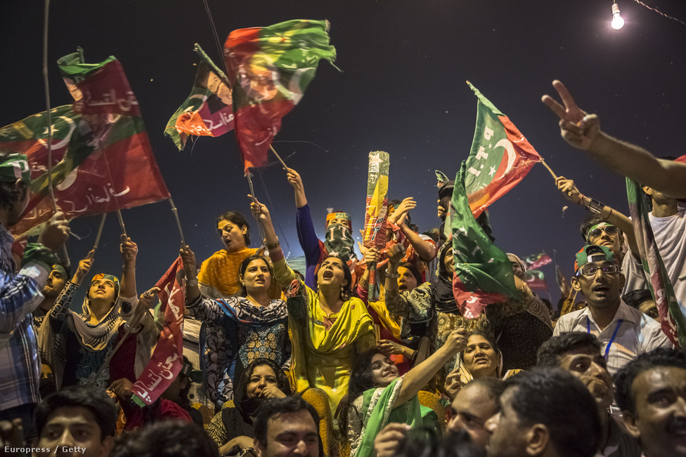 Éljenző tömeg a pakisztáni PTI párt kampányeseményén, 2013-ban