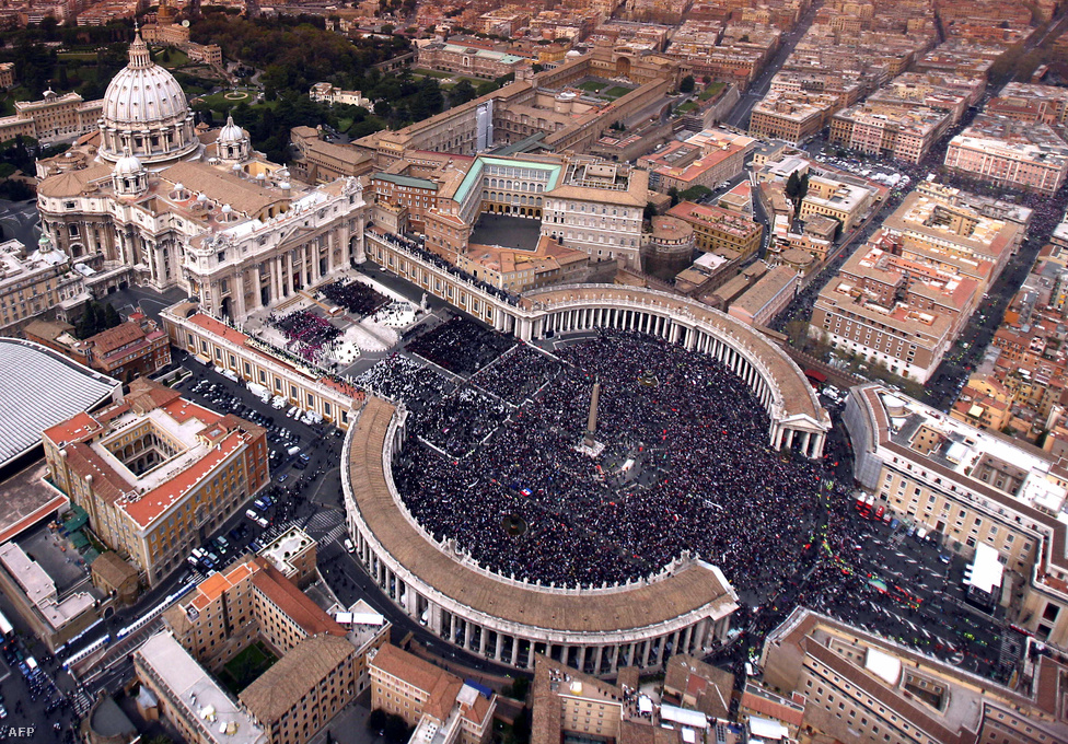 Gyászolók a Szent Péter téren 2005. április nyolcadikán. A pápa elhúzódó haldoklása a hírek révén szinte a világ nyilvánossága előtt zajlott, kálváriáját milliók járták vele végig. A pápa halálhíre Lengyelországtól Rómáig tömegeket mozgatott meg, rengeteg zarándok érkezett a Vatikánba is, hogy búcsút vegyen a történelem egyik legnépszerűbb pápájától.