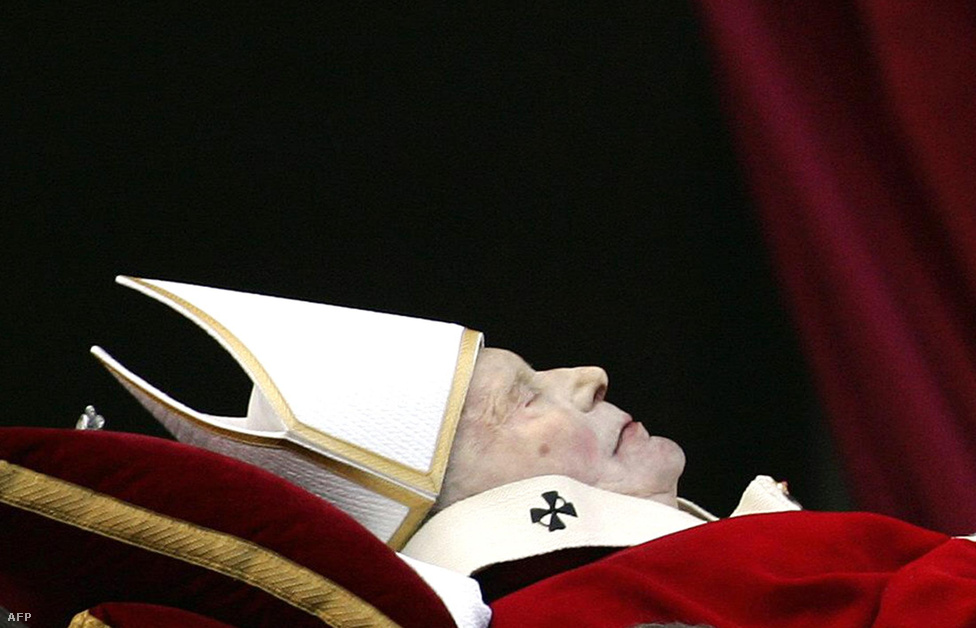 A pápa felravatalozott holtteste előtt három napig a hívek is leróhatták kegyeletüket. A temetési misét Joseph Ratzinger bíboros, a Hittani Kongregáció vezetője, II. János Pál bizalmasa celebrálta. A konzervatív teológusként ismert Ratzingerről már II. János Pál elhatalmasodó betegsége alatt is mint a következő pápáról beszéltek. A pápaválasztó testület a papírformának megfelelően döntött, a lengyel pápának XVI. Benedek néven német utódja lett, aki az ő irányvonalát kívánta folytatni.