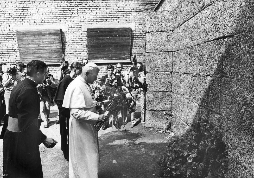 „Most zarándokként jöttem ide.” Amikor pápaként 1979-ben először tért vissza Lengyelországba, Auschwitz-Birkenauba is elment, hogy virágot helyezzen el és térdre ereszkedve imádkozzon a koncentrációs táborban. Személyes barátai is voltak, akiket itt öltek meg: a szülővárosa lakosságának negyedét alkotó zsidók közül majdnem mindenki Auschwitzban halt meg, de sok katolikus papot, szerzetest és apácát is idehurcoltak a németek. A 14-es barakkban a másvalaki helyett önkéntesen a halált választó Maximilian Kolbe atyát 1982-ben II. János Pál avatta szentté, a zsidók és keresztények közötti kapcsolatok javítása pedig a pápa egyik fő célkitűzése volt.