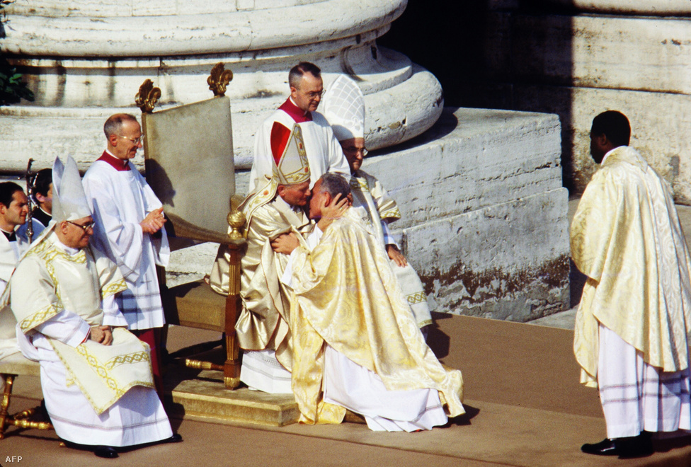 Pápává koronázása után a Szent Péter téren. Karol Wojtyła egyházi méltósághoz képest egyszerűnek számító származása ellenére nagyon gyors karriert futott be: római tanulmányai és az erkölcsfilozófiai professzoratúra után 38 évesen már püspök, öt év múlva érsek, 48 évesen pedig Lengyelország bíborosa lesz. A világnak így is teljesen váratlan, hogy 1978-ban a bíboros konklávé őt választja meg a Róma püspökeként alig 33 napot regnáló I. János Pál utódjául. 436 év után ő az első nem olasz pápa, ahogyan az első közép-európai és természetesen az első szláv is, de ami politikailag a legfontosabb: az elődei iránti tisztelet és folytonosság jegyében a II. János Pál nevet választó lengyel pápa egy szocialista országból jön.