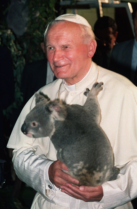 A pápát egy koalamacival fényképezik Ausztráliában. Remekül tudott építeni színészi múltjára és tehetségére, kiválóan beszélt, nagy tömegek előtt is képes volt úgy szólni, hogy hallgatósága úgy érezze, személyesen szólít meg mindenkit. Közvetlen stílusa és jól felépített profi médiaszereplései révén az egyház új arcát mutatta, ami annak ellenére is sok hívet szerzett számára, hogy a katolikusok közül sem mindenki azonosult egyházpolitikájával.
