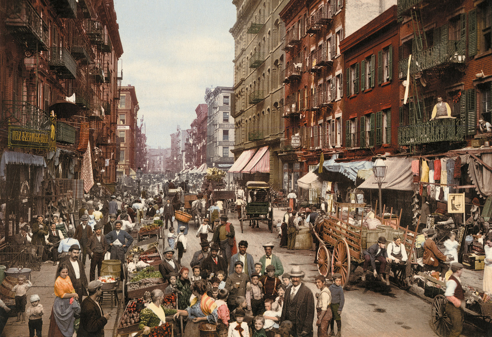 Leállt az élet a New York-i Mulberry utcában: mindenki a létrán egyensúlyozó fotográfust figyeli.