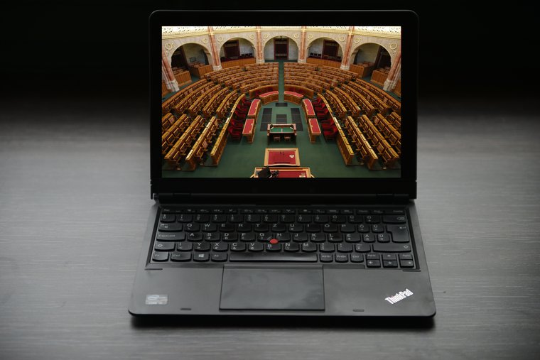 Masszőrmaffia áll a parlamenti laptop-beszerzés mögött?