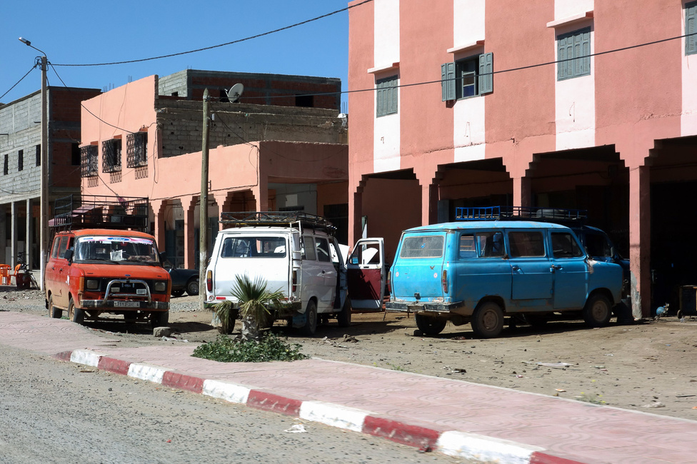 A marokkói Sipos Zoltán utca. A Mercedes W123 és 209-es furgonok, valamint a Peugeot 505-ök és az újkori Daciák után talán a legelteredtebb autó a második szériás Transit