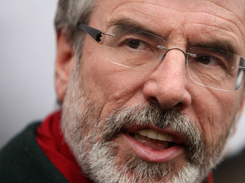 42 évvel ezelőtt elkövetett gyilkossággal vádolják a Sinn Féin vezetőjét