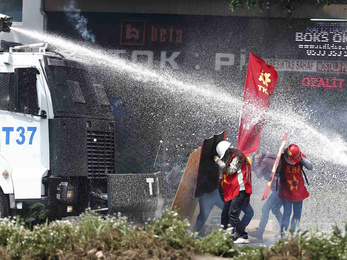 Vízágyú és könnygáz a Taksim téren