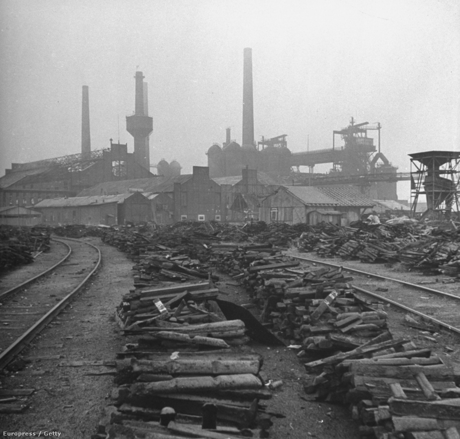 Egy lerombolt erőmű Berlin mellett. A földön a lerombolt ipartelepről megmentett felszereléseket hordták össze, amiket jóvátétel címén később elszállítottak.