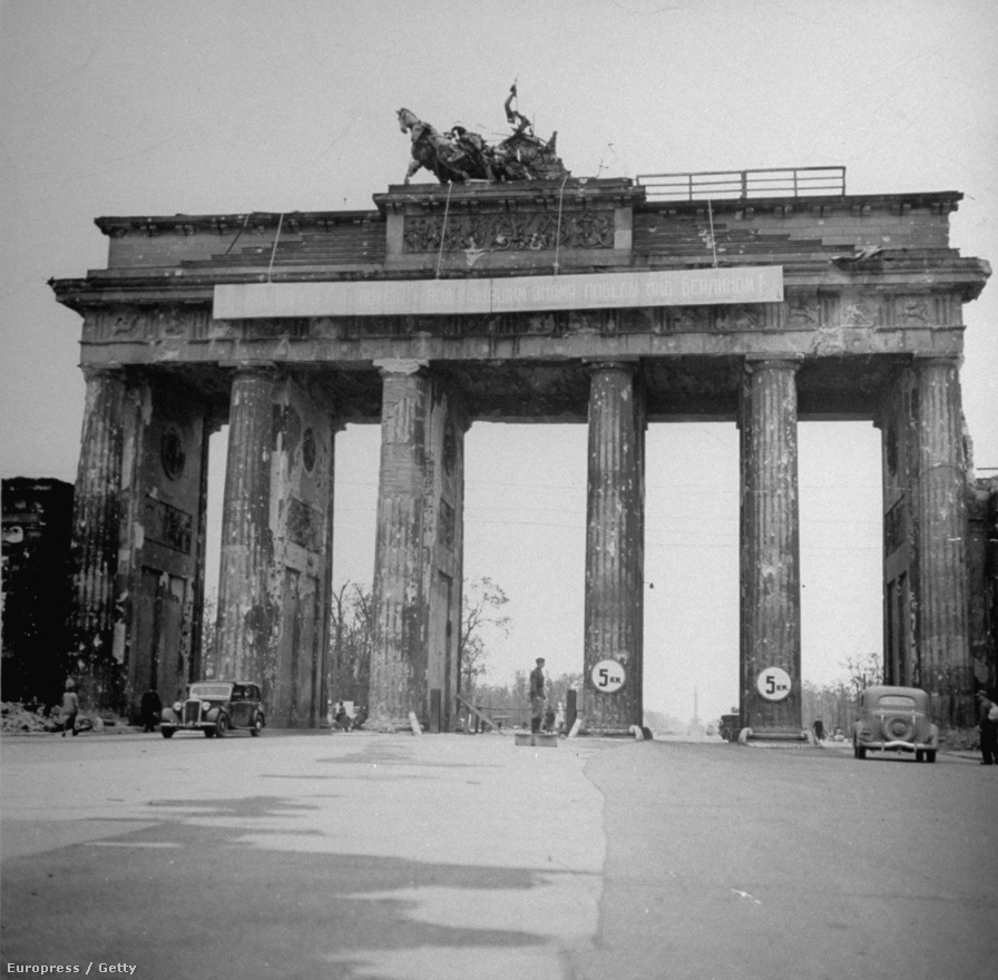 A Brandenburgi kapu Berlin központjában megúszta az orosz bombázást, mikor azonban orosz zászlót tűztek a kapu tetején lévő szobor kezébe, a németek elkezdték lőni a műemléket.