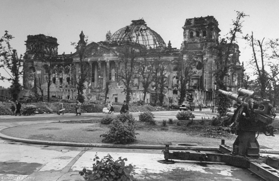 A Reichstag lerombolt épülete, mellette egy szétlőtt légvédelmi üteg. A német védők erődítményekké alakították a civil épületeket, bunkereket és tüzérségi állásokat telepítettek a közelükbe, hogy kihasználják a védekezésben a város adottságait.