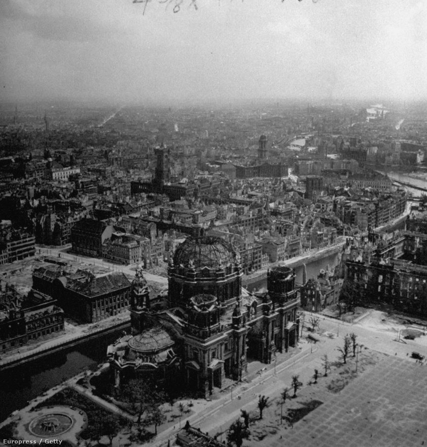 Berlin lerombolt panorámája: középen a Berlini dóm, balra a városháza. Április 28-án kezdődött a kormánynegyed ostroma, ahol a legelegánsabb épületek voltak. Ahogy ezen a légifotón is látszik, nem sok maradt belőlük. 