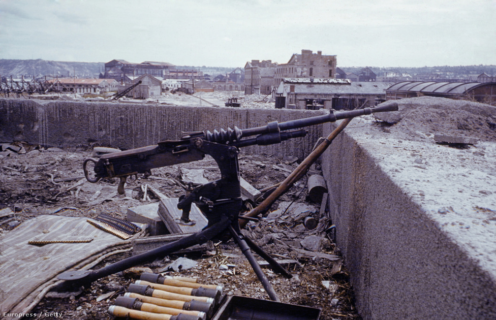 Elhagyatott német lövészállás egy épület tetején, gépfegyverrel és lőszerekkel, 1944-ben.