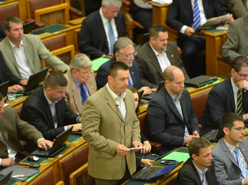 Csapdát állított a Fidesz a baloldalnak a volt szkinhed Sneiderrel