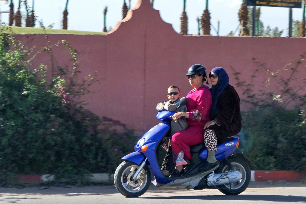 Egy szabályosan közlekedő motoros család, például az anyuka sisakot is hord