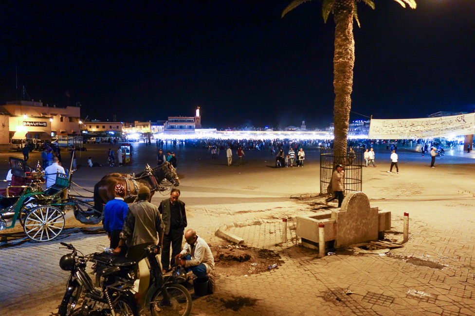 Marrákes főtere éjjel az egyik legizgalmasabb hely a Földön. Csoportokban dobolnak, táncolnak, fáklyákat lóbálnak az emberek, a zaj leírhatatlan, a tombolás elsöprő, az egész fiesztahangulat lehengerlő