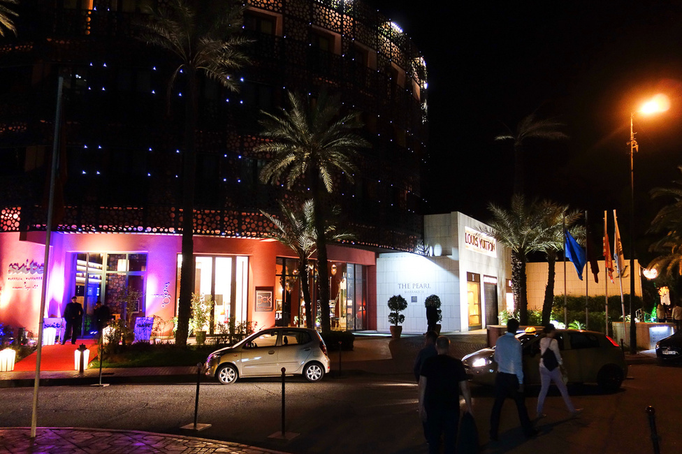 Azért ha este elmész Marrákesbe sétálni, meglepő gazdagságba is ütközöl, ez például egy Louis Vuitton áruház