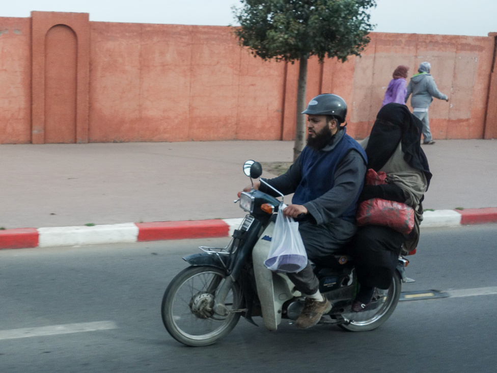 Lehet, hogy Marrákes az egyik legkozmopolitább hely Marokkóban, de a csador azért itt is elkél, ha konzervatívabb fajtából való nő vagy és az utcára mész