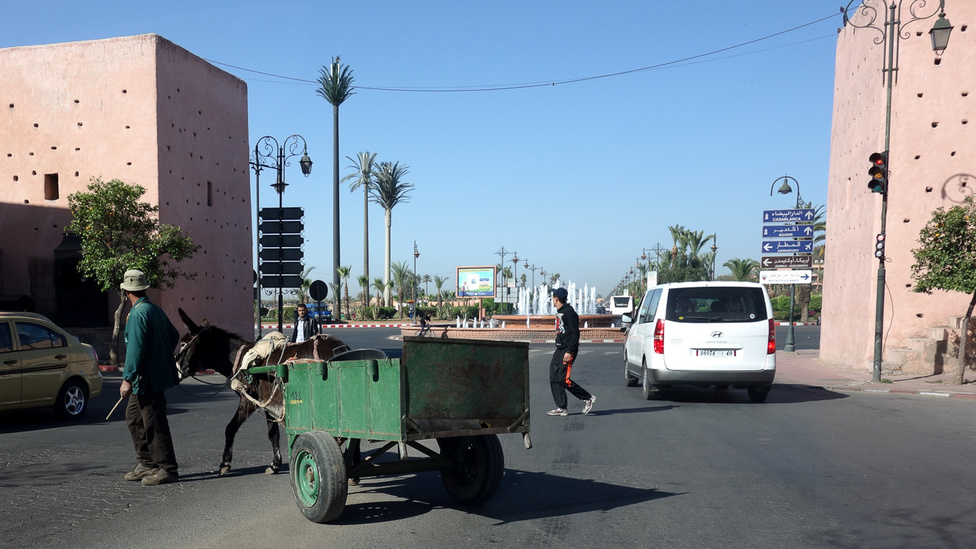 Marokkó legeurópaibb városa Marrákes, annak is az elegáns, sima aszfaltos részében járunk, mondjuk úgy - az ötödik kerületben. A lovaskordé azért itt is mindennapos (inkább minden tízperces) látvány