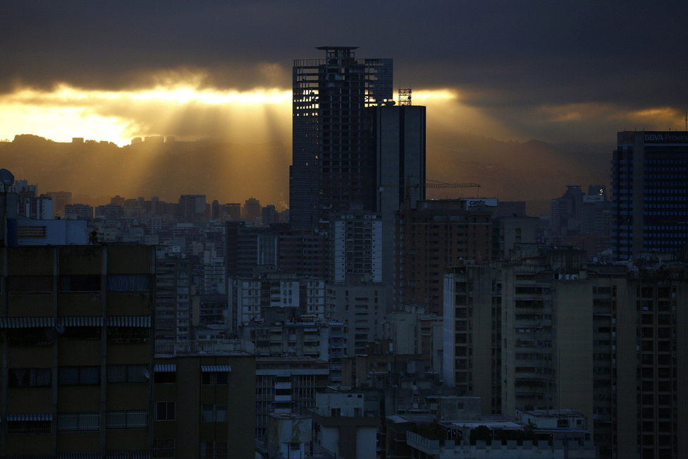 Hajnalodik Caracasban, a város fölé magasodó toronyházban is beindul lassan az élet. A 45 emeletes épületet az építtetője a feltörekvő venezuelai vállalkozó szellem emlékművének szánta volna. Ehelyett a Chávez-korszak kudarcait jelképezi most ez a disztópikus torony, ahol a becslések szerint háromezren laknak.