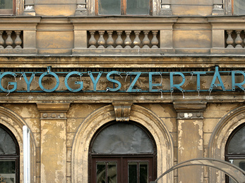 Bezártak két feketepiacon üzletelő budapesti gyógyszertárat
