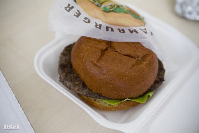 Íme a hamburger. Nem, nem a Balaton mellől.