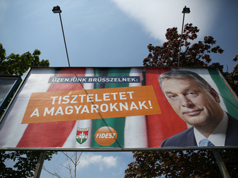 Átragasztott orbános plakáttal kampányol a Fidesz az EP-választásokra