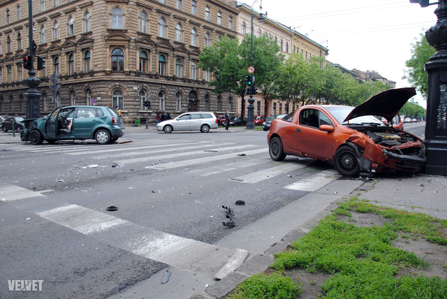 Két autó ütközött össze vasárnap a fővárosi Andrássy úton.