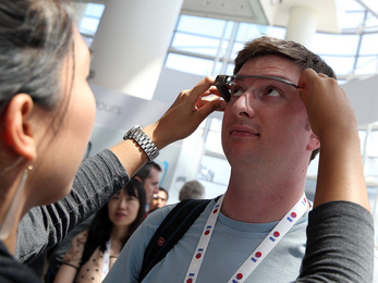 Bárki vehet Google Glass okosszemüveget