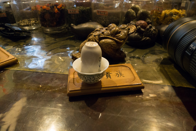 A  teaszertartás egyik különösen izgalmas pontja a gyűszűk átfordítása