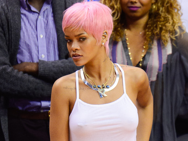 Ha a pólót átszúrja a mellbimbó: Rihanna magát fogdosta