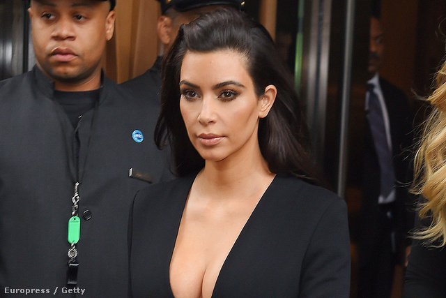 Kim Kardashian kis fekete ruhában az NBCUniversal eseményén