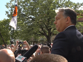 Orbán széken állva üzent