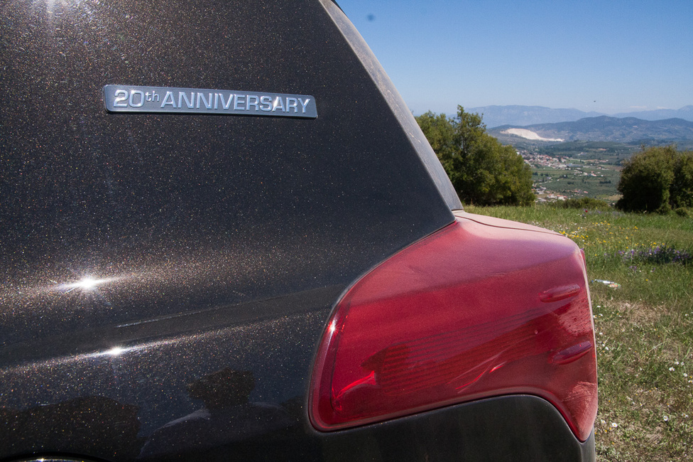 Részben az új kisdízel-összekerékhajtás kombó, részben pedig a RAV4 huszadik évfordulója miatt rendezte a Toyota ezt az autópusztító autóbemutatót. 1994-ben 53 ezret adott el a Toyota ezekből, 2013-ban tízszer annyit. És az eladott RAV4-esek 90 százaléka még ma is megy, ez a nagy szó